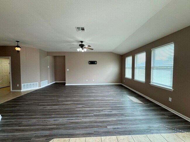 Building Photo - 3 Bed/ 2 Bath Home Available in Villages of Berry Creek!