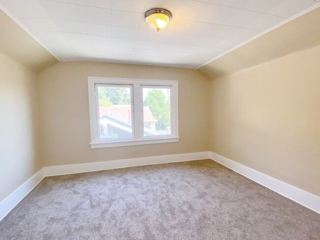Building Photo - Beautiful Craftsman 5 bed 1 bath home with...