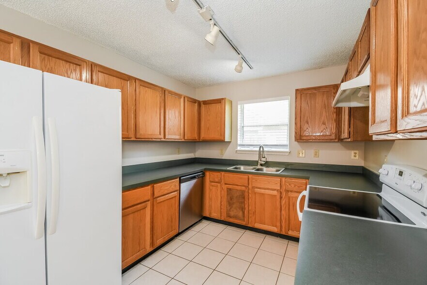 Building Photo - 4461 Cobblefield Cir W