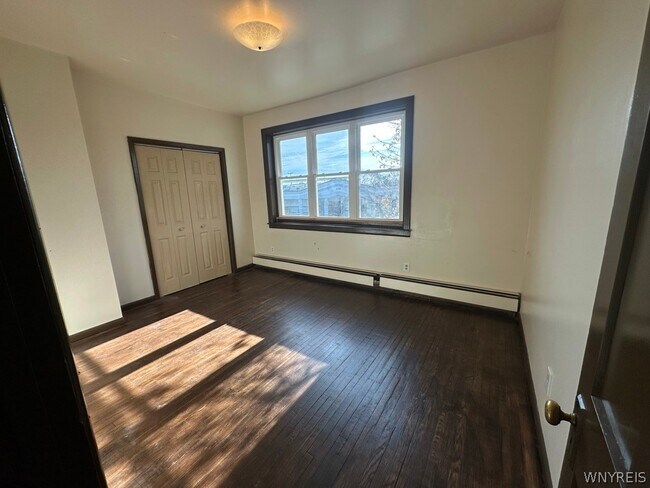 Building Photo - 654 Hertel Ave