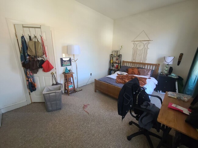 Building Photo - Spacious 2BR/1.5BTH w/ HW Floors, New Kitc...