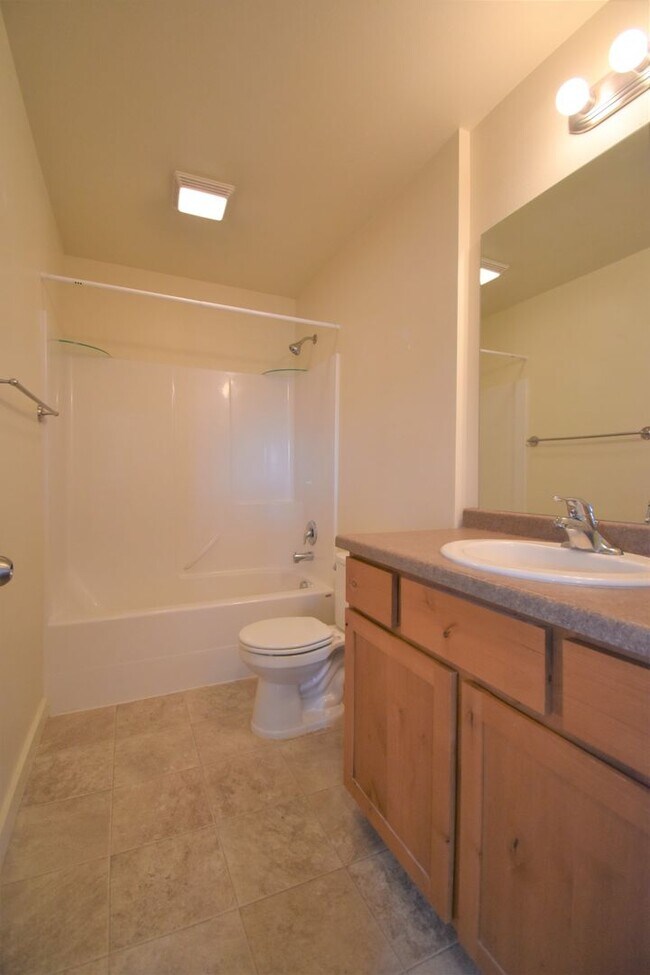 Building Photo - Centrally Located TOP Floor 2b w/ Private ...
