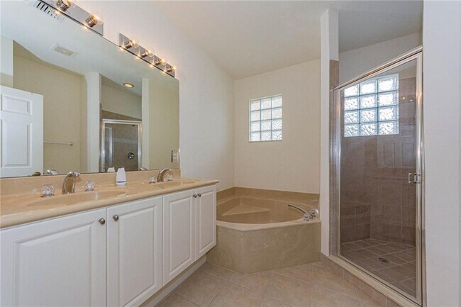 Building Photo - 2563 Stockbridge Square SW