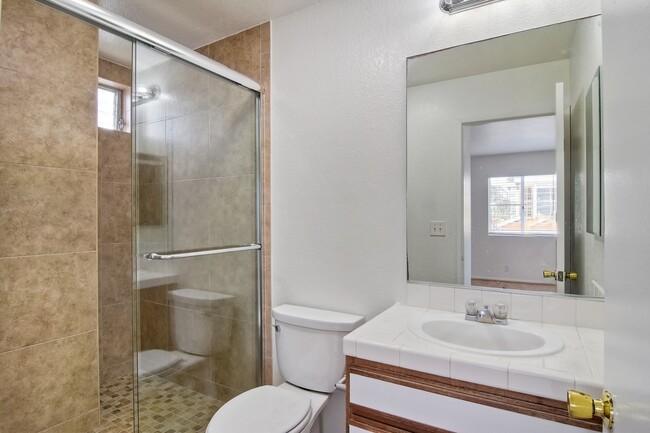 Building Photo - Cute 2 Bedroom Condo Steps Away from Endle...