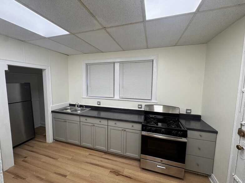 Building Photo - 8046 S Langley Ave