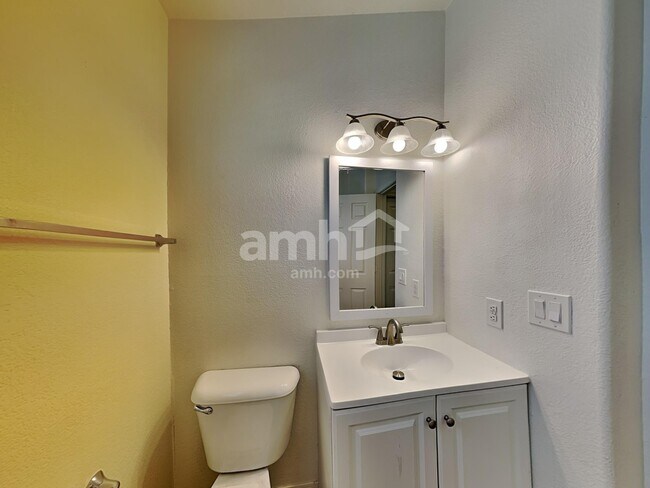 Building Photo - 1272 W Lark Dr