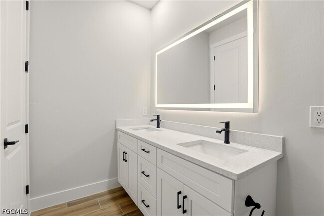 Building Photo - 2630 NW 23rd Ave