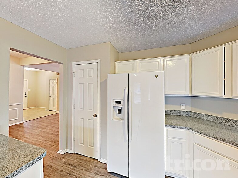 Building Photo - 206 Briarglen Dr