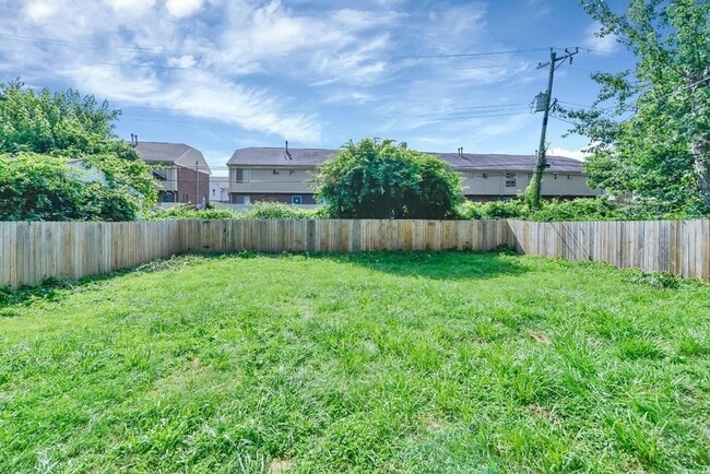 Building Photo - 1945 Woodcrest Rd