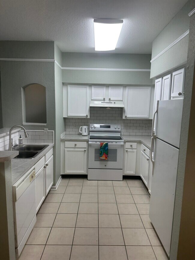 Building Photo - 2801 Chancellorsville Dr