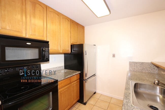 Building Photo - Contemporary North Berkeley Mid-Century 1 Bedroom Condominium