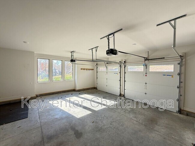 Building Photo - 8925 Pine Ridge Rd