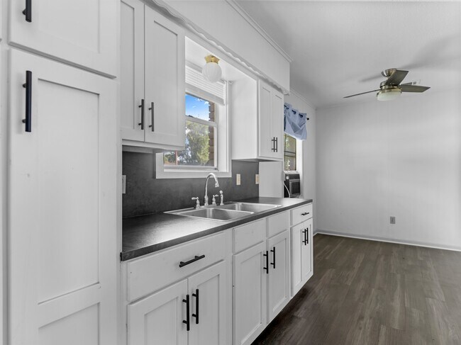Building Photo - 147 9th St
