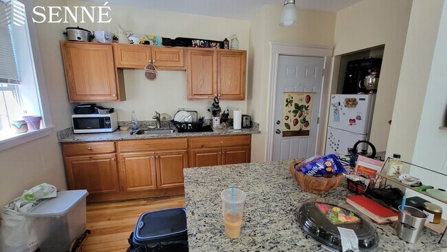 Building Photo - 6 Sherborn Ct