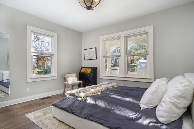 Building Photo - Montford Furnished Rental