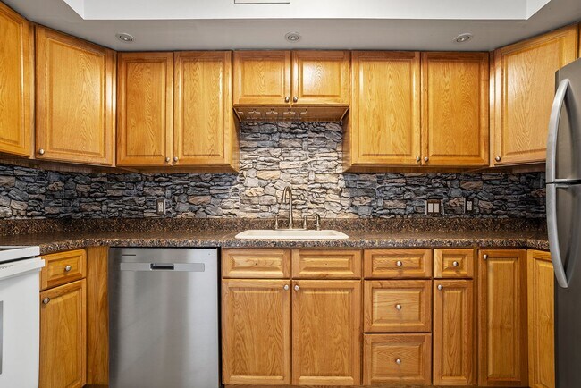 Building Photo - 2 Bedroom 1 Bath Condominium Located in Johnson City, TN