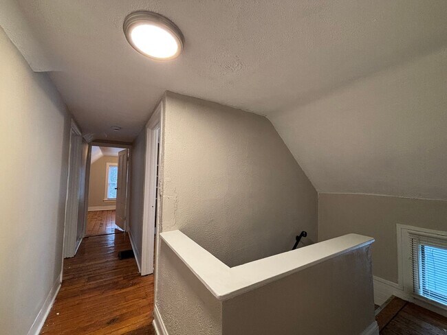 Building Photo - 4 Bedroom 2 Bath Single Family Home W/Garage!