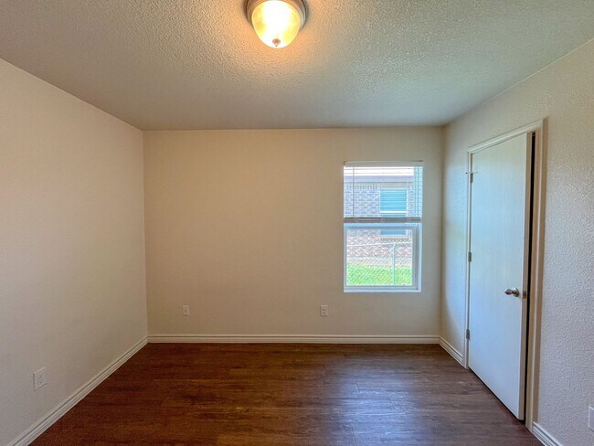 Building Photo - 1517 Justin Lp