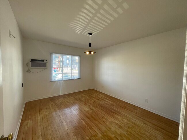 Building Photo - 11672 Oxnard St