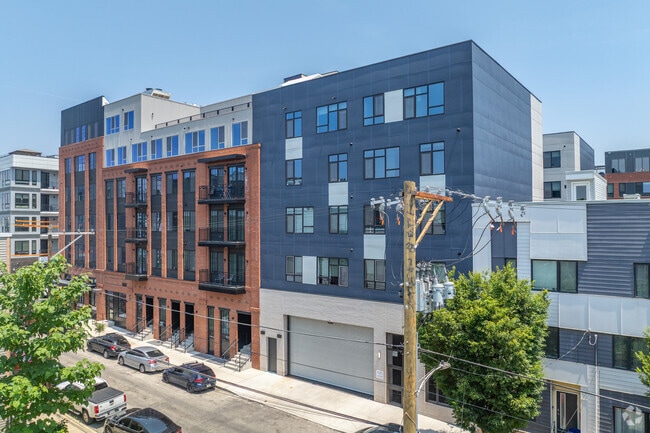 Building Photo - The Weaver