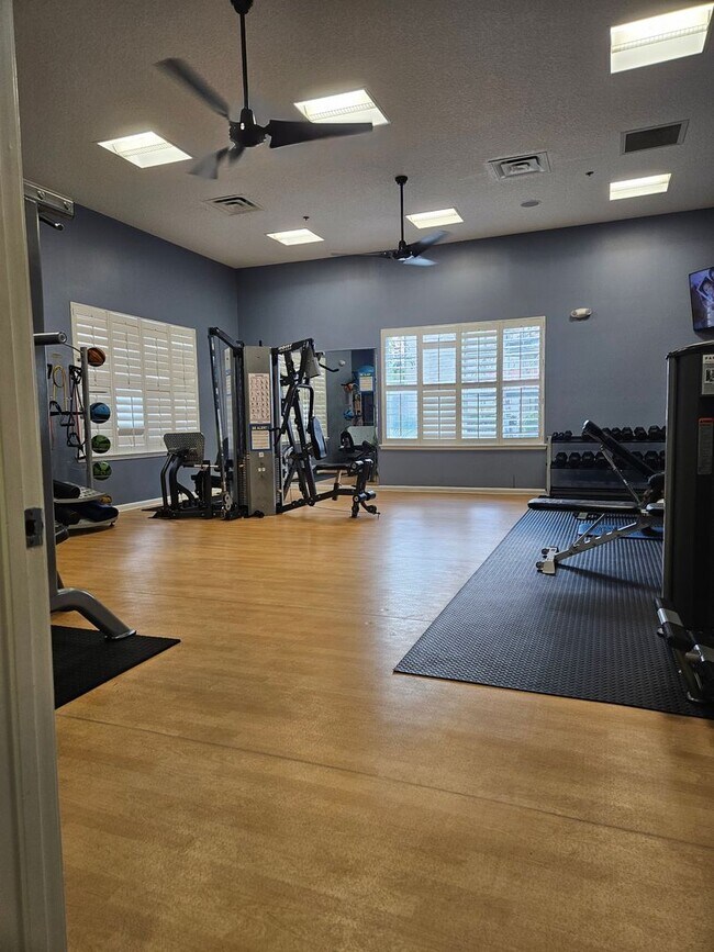 Building Photo - Top floor 3/2 unit in the gated Summer Key...