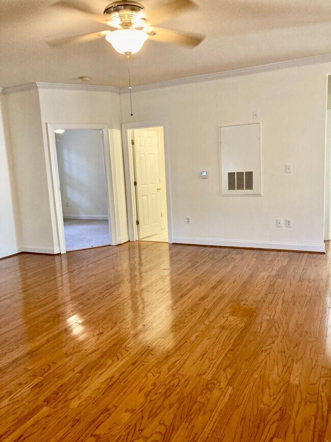 Building Photo - Renovated Southpark condo!