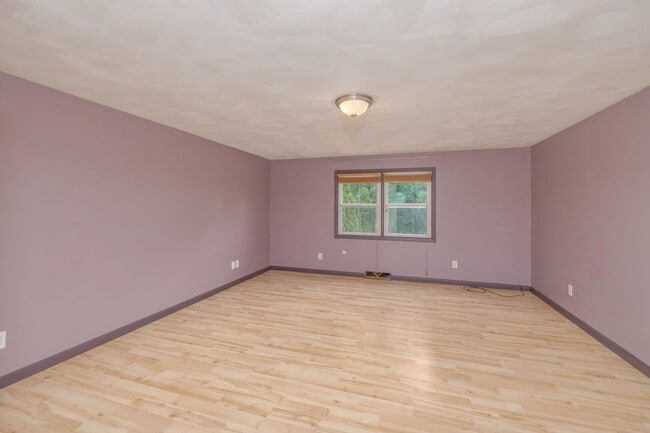 Building Photo - Large Single Family Home for Rent!