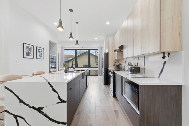 Building Photo - 4210 W 5th Ave