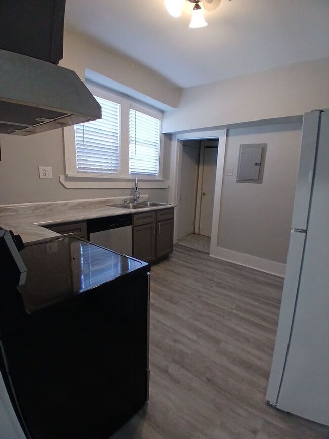 Building Photo - Thoughtfully Renovated 3-Bedroom, 1-Bath | Open to Section 8