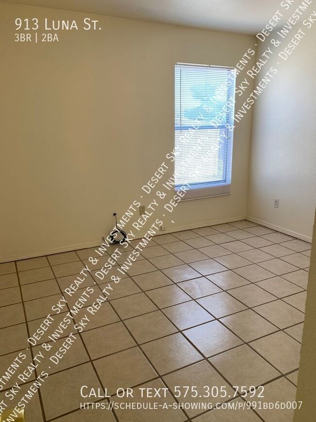 Building Photo - 913 Luna St