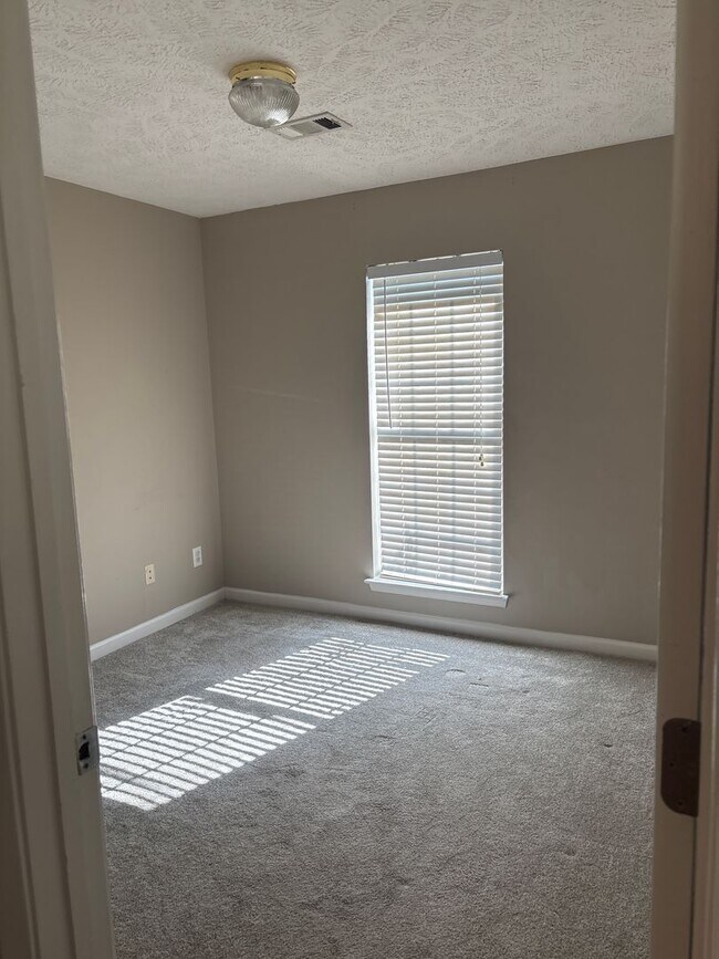 Building Photo - AVAILABLE NOW!