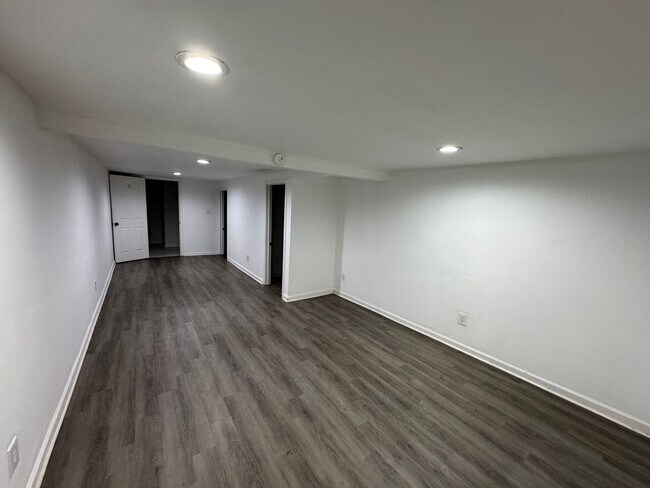 Building Photo - Near Westside 4 Bedroom 2 Bath