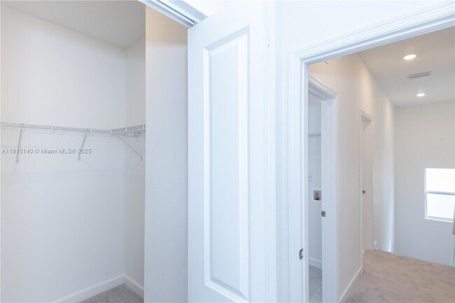 Building Photo - 2636 SE 8th Ct