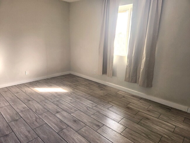 Building Photo - GCU Students Welcome! Updated 2-Bedroom Unit For Lease