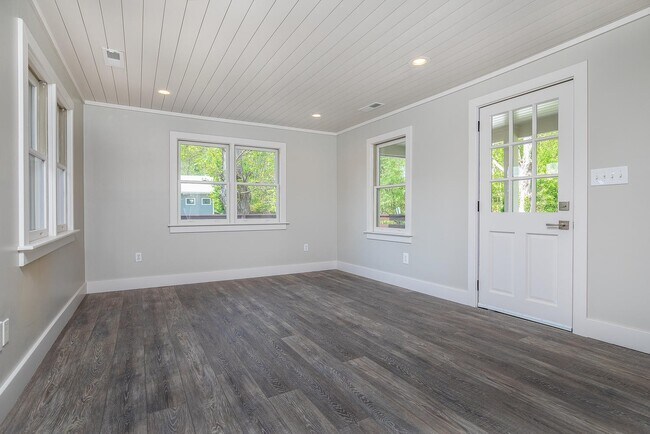 Building Photo - Fantastic 1930s Cottage - Renovated Top to...