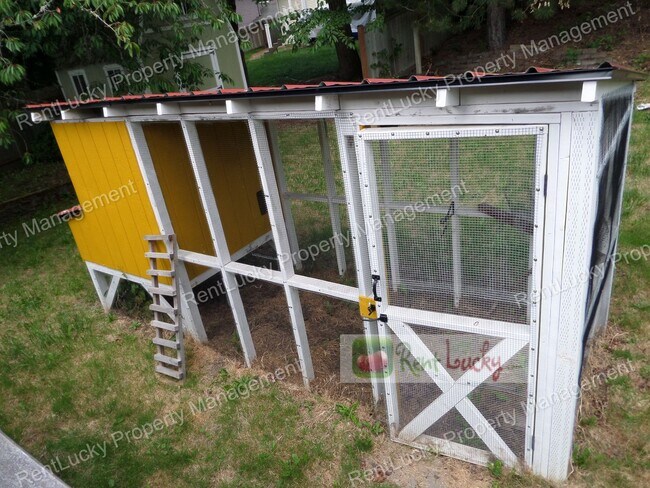 Building Photo - Wonderful & Updated 3-Bedroom Home w/Custom Chicken Coop in Redmond FOR RENT!!