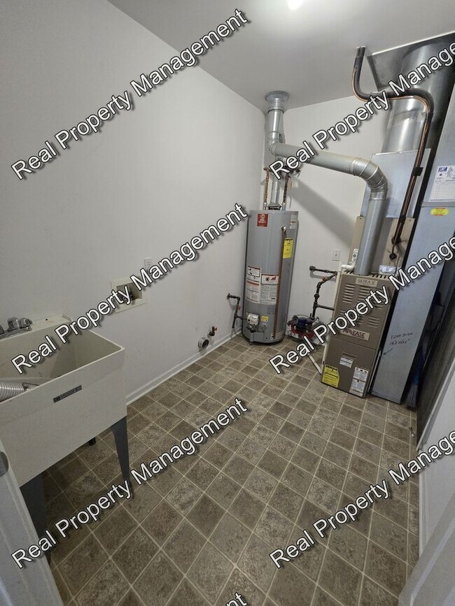 Building Photo - Updated Three Bedroom Duplex