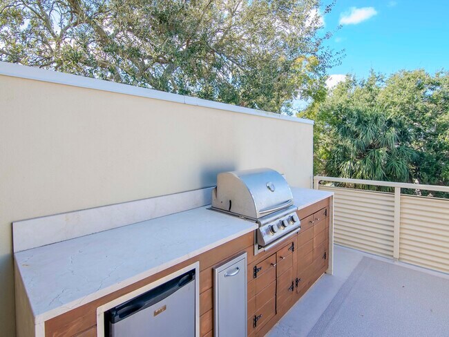 Building Photo - 213 S Moody Ave