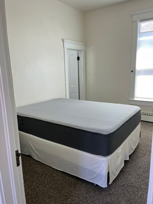 Building Photo - 3 Bed 1 Bath Single Family Home Close to H...