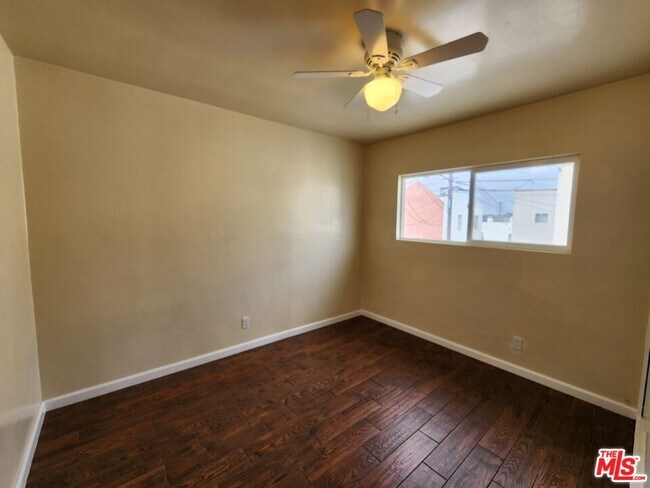 Building Photo - 1533 W 80th St