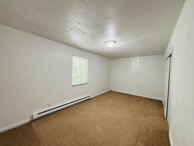 Building Photo - 2 Bedroom, 1 Bath Apartment