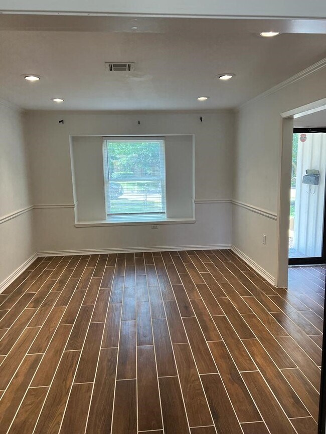 Building Photo - 5910 Dawnridge Dr