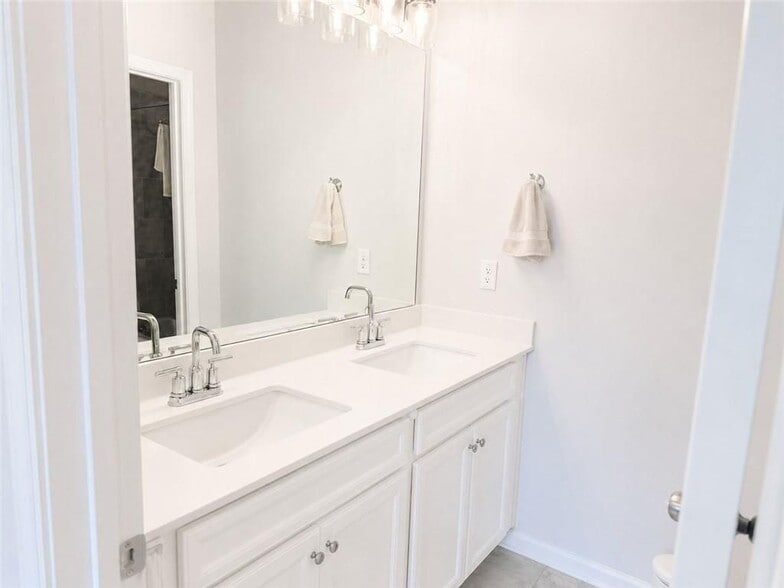 Building Photo - 580 Briard Dr