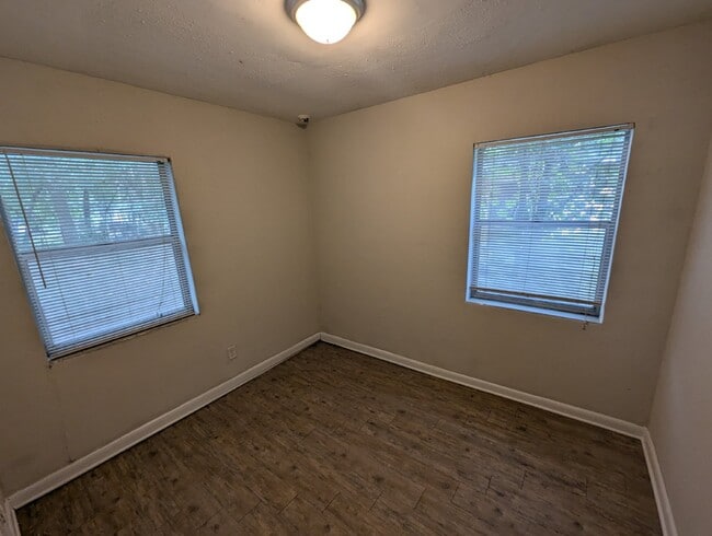 Building Photo - Charming 3/1 just repainted and ready for occupancy!