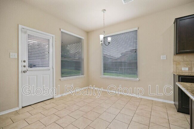 Building Photo - 437 Kings Way