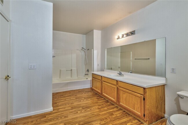 Building Photo - 3400 Cabana Dr