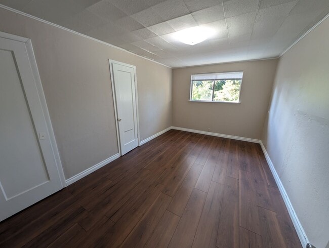 Building Photo - Available Now in Navy Yard City! New Floors & Paint! Tons of Space & Storage.