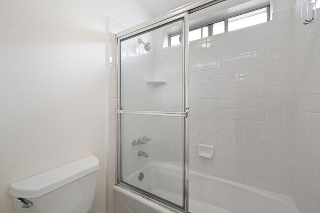 Building Photo - Beautiful 3-bedroom, 2.5-bath tri-level to...