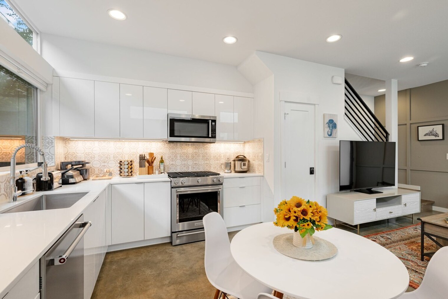 Building Photo - 620D 10th Ave E