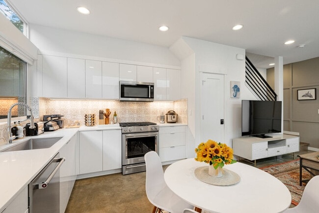 Building Photo - 620D 10th Ave E